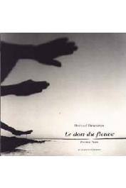  DESCAMPS Bernard, (photographe), SEYDOU Christiane, (textes recueillis par) - Le don du fleuve, poèmes peuls recueillis et présentés par Christiane Seydou. Sendégué, Mali 1998